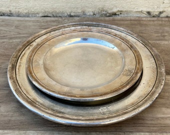 2 plateaux de service en métal argenté vintage ROND 9" 11 3/4" 01032215