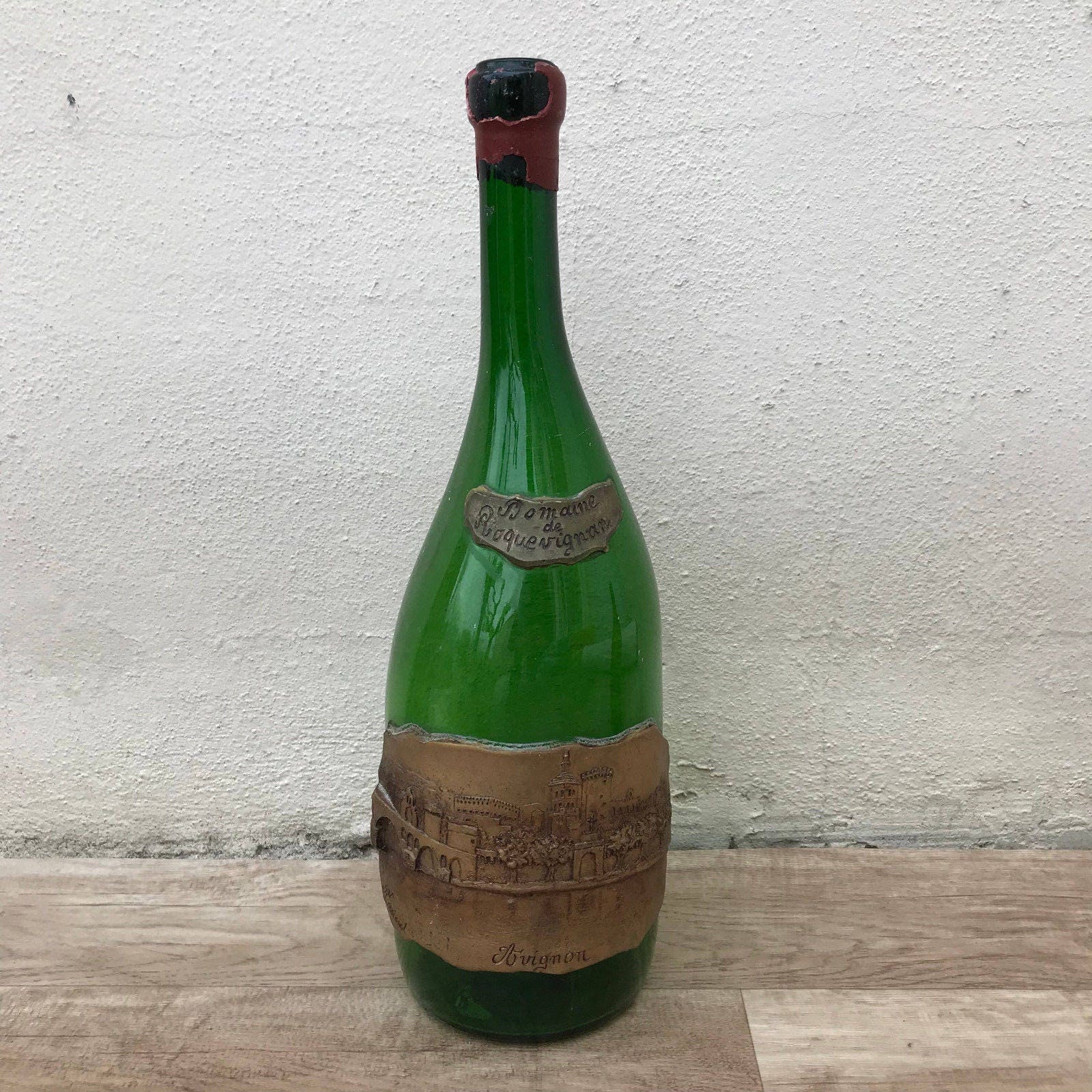 Vieille Bouteille de Vin en Verre Vert Français avec Étiquette Avignon 01031816