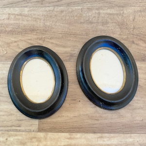 Pair of French frames reliquary, black wood medallion Napoléon III 1810232