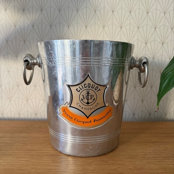 Seau à Champagne Veuve Clicquot La Grande Dame Avec Glacons Et Bouteilles De Champagne