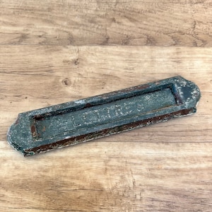 Vintage Gusseisen französische Briefschlitz-Türklappe 2109232