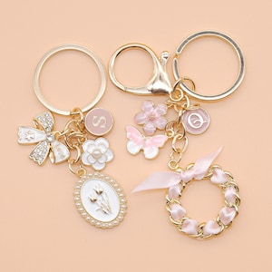 Personalisierte Girly Schlüsselbund mit Schleife Charm, Schmetterling Charme, Blumen Charms - Benutzerdefinierte Blumen Taschenzubehör
