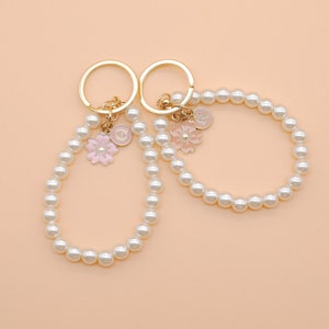 Llavero personalizado con cadena de perlas y flor con dije de inicial - Accesorio floral personalizado para bolso
