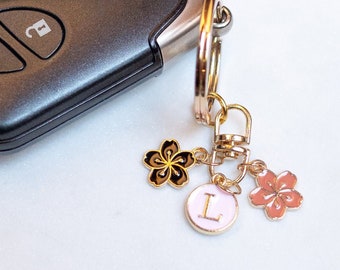 Personalisierte Blume Charms ästhetischer Schlüsselbund, benutzerdefinierte Buchstabe Initial, kleine leichte Autoschlüssel Zubehör | Geschenk für Freundschaft | BFF Geschenk