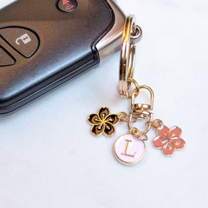 Chaveiro estético com pingentes de flores personalizados, letra inicial personalizada, acessório pequeno e leve para chave de carro | Presente para amizade | Presente para melhor amiga
