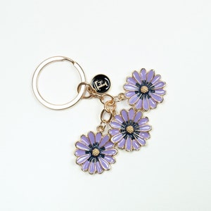 Personalized Lavender Daisy Keychain with Initial Charm – Gold Finish Floral Bag Charm