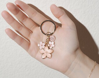 桜のピンク/ホワイトフラワーチャームキーホルダー（名前のイニシャル