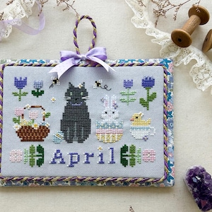 Calendrier avril 2025 Kitty par Stitch avec motifs café Lapin de Pâques Egguf de Pâques Tulipes printanières Pourpre Rose
