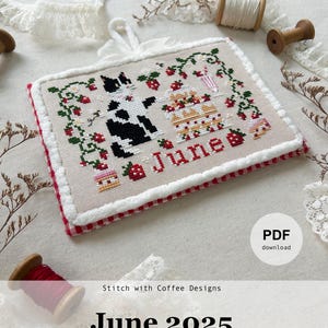 以下が含まれることがあります： 黒と白の猫、イチゴ、ケーキを描いた、2025年6月のクロスステッチカレンダー。 カレンダーは赤と白のギンガムチェックの縁取りと白いトリムで縁取られています。「June」の文字は赤で刺繍されています。