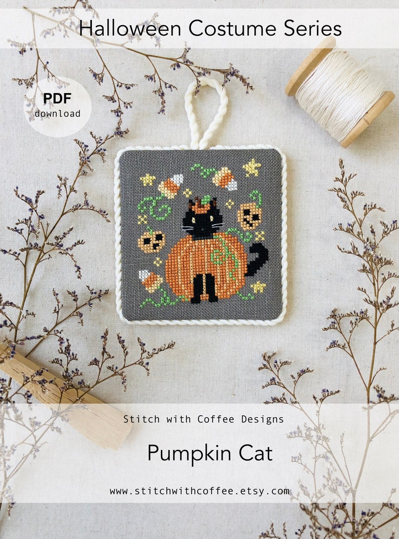 K&ouml;nnte beinhalten: Ein Kreuzstichmuster mit einer schwarzen Katze, die als K&uuml;rbis verkleidet ist. Die Katze ist von Maisbonbons, K&uuml;rbissen und Sternen umgeben. Das Muster tr&auml;gt den Titel "Pumpkin Cat" und ist als PDF-Download bei Stitch with Coffee Designs erh&auml;ltlich.