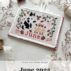 以下が含まれることがあります： Monthly Kitty Calendar Series 2025年6月のクロスステッチデザイン。白黒の猫、イチゴ、ケーキが特徴です。「June」の文字は赤で刺繍されています。デザインは赤と白のギンガムチェックのボーダーで縁取られています。