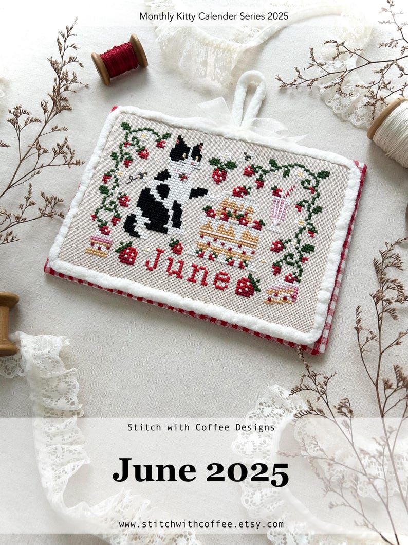 以下が含まれることがあります： Monthly Kitty Calendar Series 2025年6月のクロスステッチデザイン。白黒の猫、イチゴ、ケーキが特徴です。「June」の文字は赤で刺繍されています。デザインは赤と白のギンガムチェックのボーダーで縁取られています。