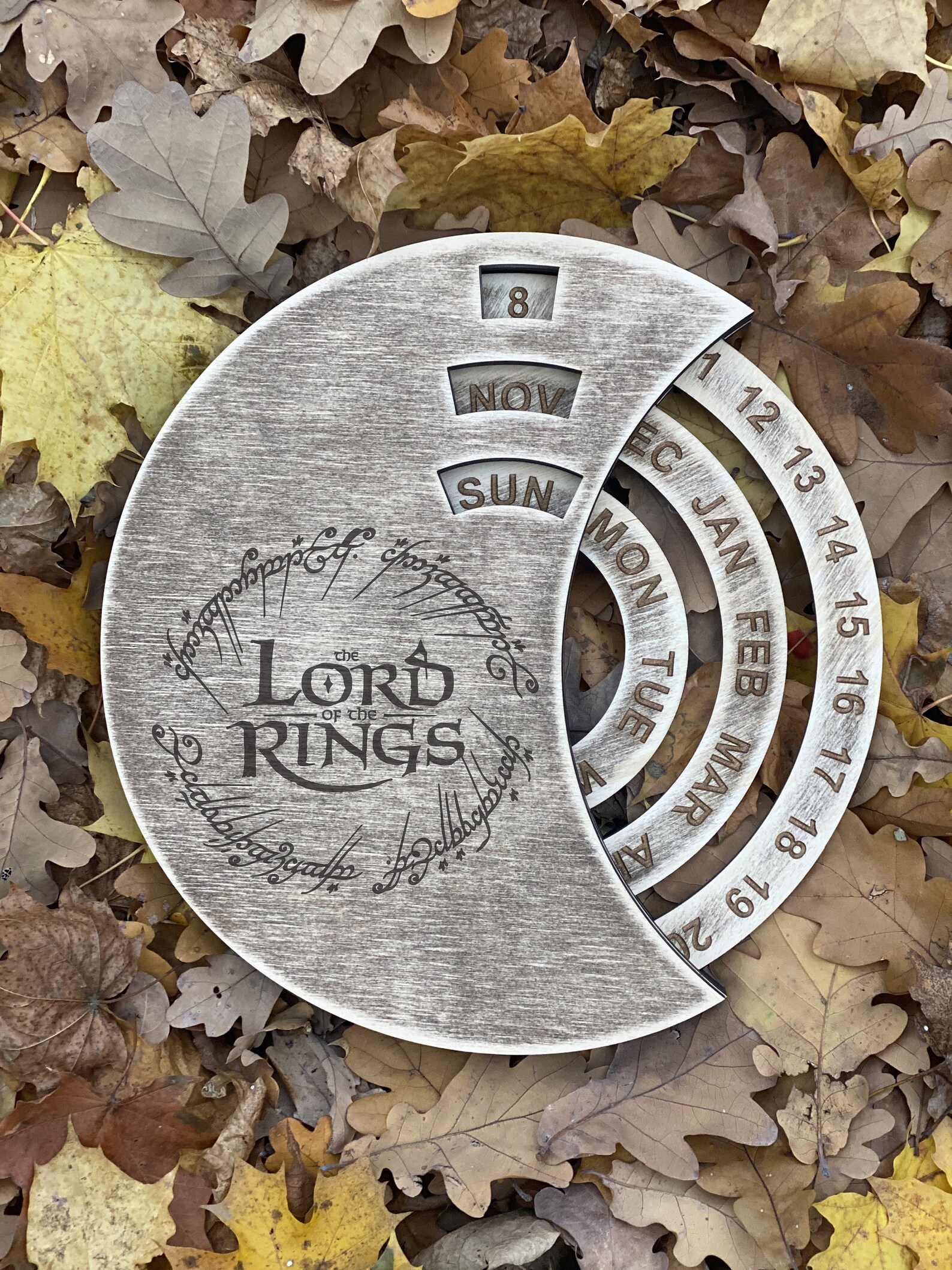 lord-of-the-rings-desk-calendar-2023-lightbox-wood-and-papercut-lord-of-the-rings-the-art-of