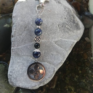 Bag charm keychain with Basque cross in steel, lauburu, with lapis lazuli and onyx beads