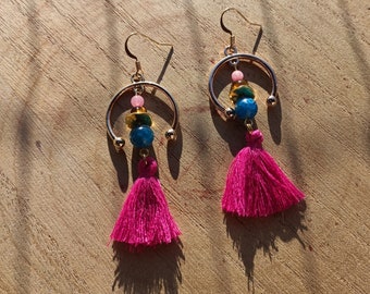 boucles d'oreilles dorées avec pompon rose, perles en oeil de tigre et apatite