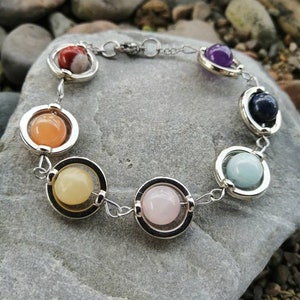 Bracelet 7 chakras, avec perles en cornaline, calcite, Quartz rose, aigue Marine, lapis lazuli, améthyste et jaspe rouge. image 2