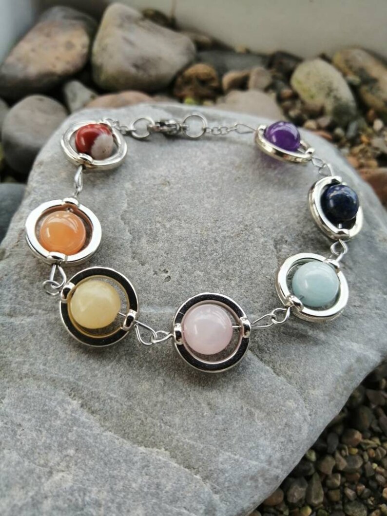 Bracelet 7 chakras, avec perles en cornaline, calcite, Quartz rose, aigue Marine, lapis lazuli, améthyste et jaspe rouge. image 2