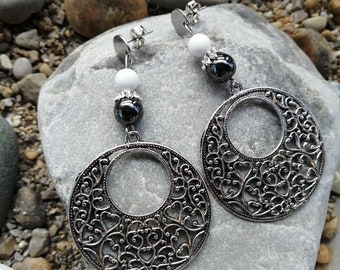 Boucles d'oreilles ciselées hématite et howlite