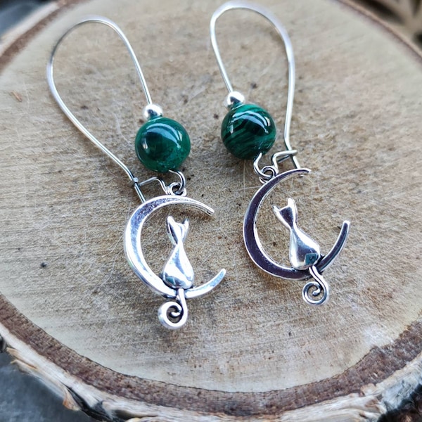 Boucles d'oreilles chat sur lune avec perles en malachite.