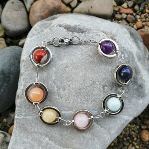 Bracelet 7 chakras, avec perles en cornaline, calcite, Quartz rose, aigue Marine, lapis lazuli, améthyste et jaspe rouge. image 1