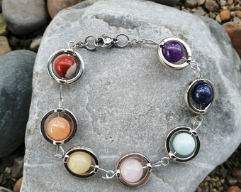 Bracelet 7 chakras, avec perles en cornaline, calcite, Quartz rose, aigue Marine, lapis lazuli, améthyste et jaspe rouge.