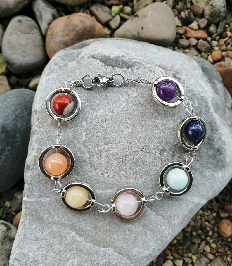 Bracelet 7 chakras, avec perles en cornaline, calcite, Quartz rose, aigue Marine, lapis lazuli, améthyste et jaspe rouge. image 1