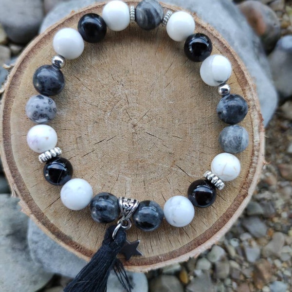 Bracelet élastique noir, blanc et gris, avec perles de larvikite, de howlite, magnésite, jaspe Picasso et onyx, et pompon