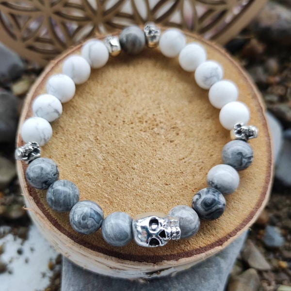 Bracelet élastique mixte, en perles de jaspe gris et howlite et têtes de mort