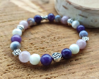 Bracelet élastique croix basque lauburu avec perles en lepidolite, kunzite, nacre,agate du boswana