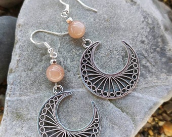 Boucles d'oreilles lune avec perles en pierre de lune pêche