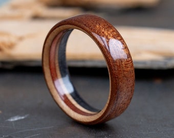 Bague en bois d'acajou et de planche à roulettes recyclée - alliance - bague unique - anniversaire de 5 ans - cadeau en bois unique - bague pour homme classique