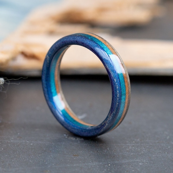 Bague en bois minimaliste de skateboard recyclé, alliance, cadeau d'anniversaire de 5 ans, bleu, bague en bois, bague de promesse, cadeau petit ami, pour elle