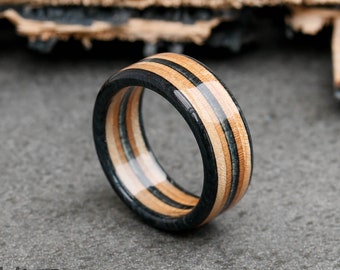 Bague en bois - bague de skateboard - alliances - anniversaire - bague de skate - marron - cadeau petit ami - bague noire - bague pour homme - bague recyclée