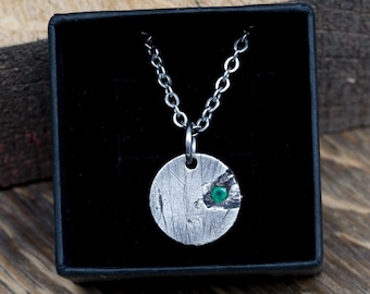 Ciondolo in argento sterling con smeraldo - Collana con ciondolo minimalista per uomo - Regalo fidanzato - Regalo anniversario - Regalo testimoni dello sposo - Industriale