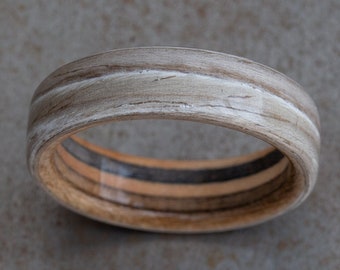 Bague en bois de chêne gris et de planche à roulettes recyclée - Alliance en bois pour homme - Bague unique - Anniversaire - Cadeau en bois unique - Bague pour homme classique