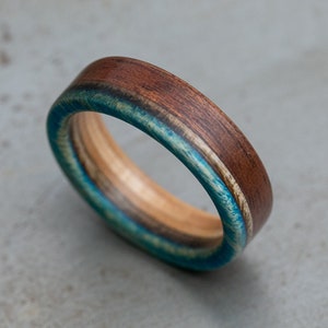 Anillo de madera mate de caoba y arce canadiense Alianza de boda de madera 5 aniversario Anillo de skate reciclado Anillo para hombres Regalo de novio imagen 2