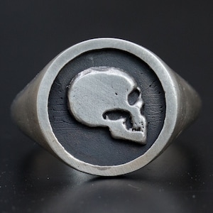 Sterling Silver Signet Ring with Old shool Raw Skull, Oxidized Ring, Musician Gift, Boyfriend Gift, Pinky Ring, Mens Ring Rock and Roll Gift