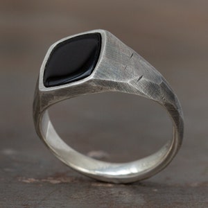 Geoxideerd zilver met zwarte onyx gefacetteerde zegelringen, moderne herenringen, cadeau vriendje, herensieraden, jubileum, platte edelsteen, pinkring