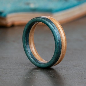 Anello in legno turchese e blu in legno d'acero riciclato, fede nuziale in legno unica, 5 anniversario, anello dello sposo artigianale, regalo per fidanzato immagine 2