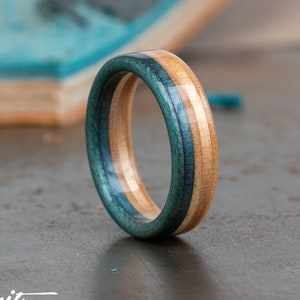 Anello in legno turchese e blu in legno d'acero riciclato, fede nuziale in legno unica, 5 anniversario, anello dello sposo artigianale, regalo per fidanzato immagine 5