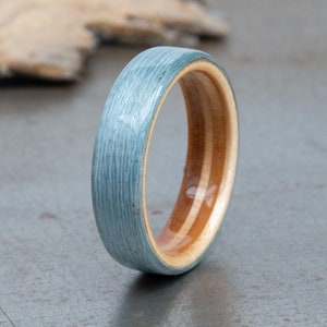Blauwe houten ring - trouwring - gerecyclede skateboardring voor mannen - 5e verjaardag - jeansblauw - vriendje cadeau - cadeau oceaanzee
