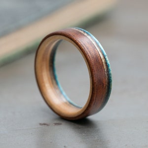 Mahonie en Canadese esdoorn mat houten ring - houten trouwring - 5e verjaardag - gerecycled skateboard - ringen voor mannen - vriendje cadeau