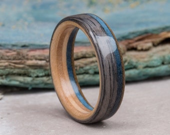 Anello in legno di quercia grigia e skateboard riciclato - Fedi nuziali - Anello da uomo - Anelli unici - Regali per lui - Regali in legno unici - Anello classico