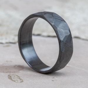 Klassieke handgemaakte zwarte gefacetteerde zirkoniumring - trouwring - jubileumcadeau - minimalistische herenring - cadeau vriendje - verlovingsring