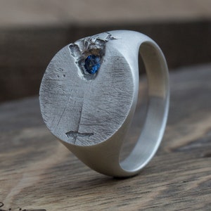 Chevalière avec saphir bleu bague pour homme bague brossée chevalière en argent bague unique cadeau petit ami chevalière pour homme petit doigt image 1