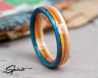 Bague en bois de skateboard recyclé - Alliance - Bague de fiançailles - Cadeau pour petite amie - Minimaliste - Cadeau de 5 anniversaire - Bleu - Orange - Beige