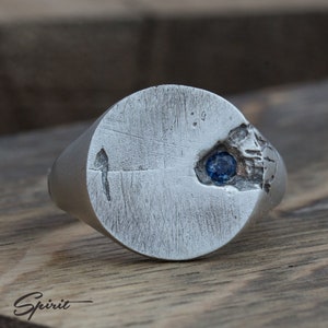 Chevalière avec saphir bleu bague pour homme bague brossée chevalière en argent bague unique cadeau petit ami chevalière pour homme petit doigt image 2