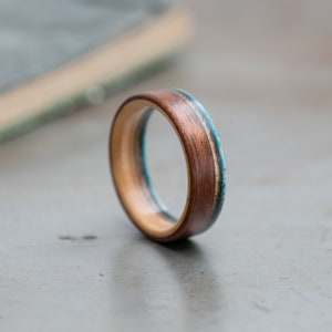 Anillo de madera mate de caoba y arce canadiense Alianza de boda de madera 5 aniversario Anillo de skate reciclado Anillo para hombres Regalo de novio imagen 3