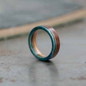 Anillo de madera mate de caoba y arce canadiense Alianza de boda de madera 5 aniversario Anillo de skate reciclado Anillo para hombres Regalo de novio imagen 5