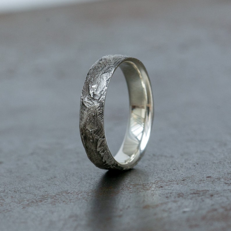 Geoxideerde rustieke handgemaakte getextureerde ring trouwring unieke ring jubileumcadeau heren minimalistische ring vriendje cadeau verloving afbeelding 1